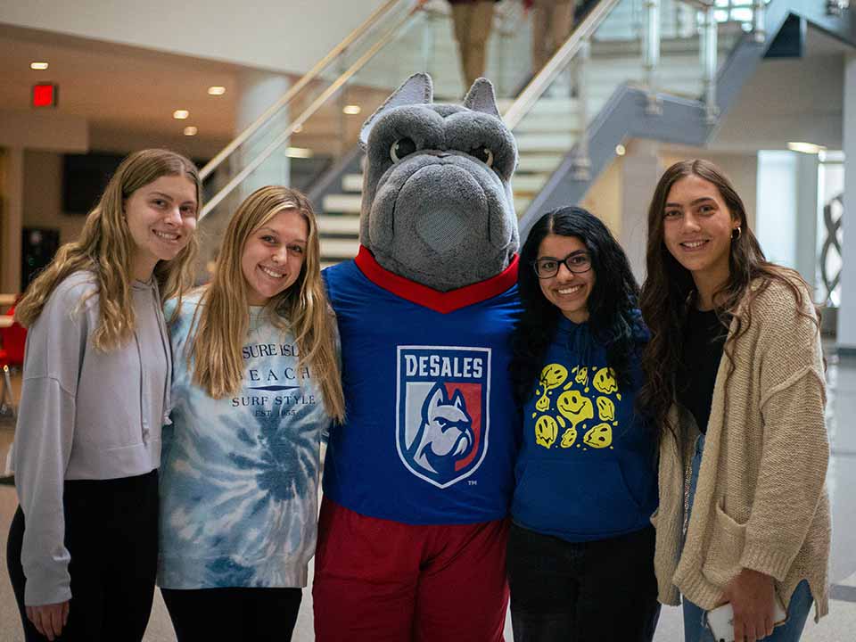 students posing with frankie the mascot