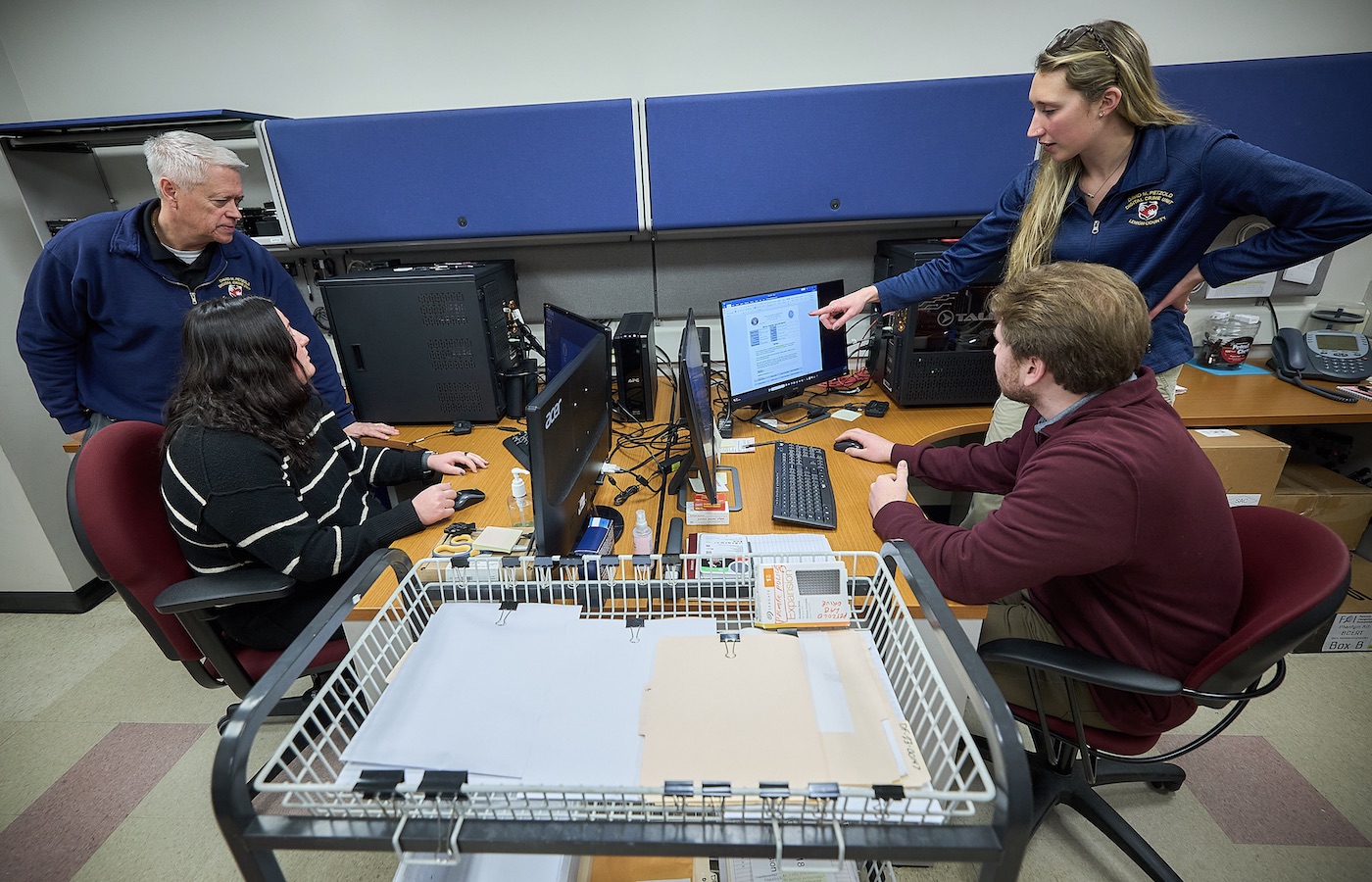 Students and employees in the digital forensics lab